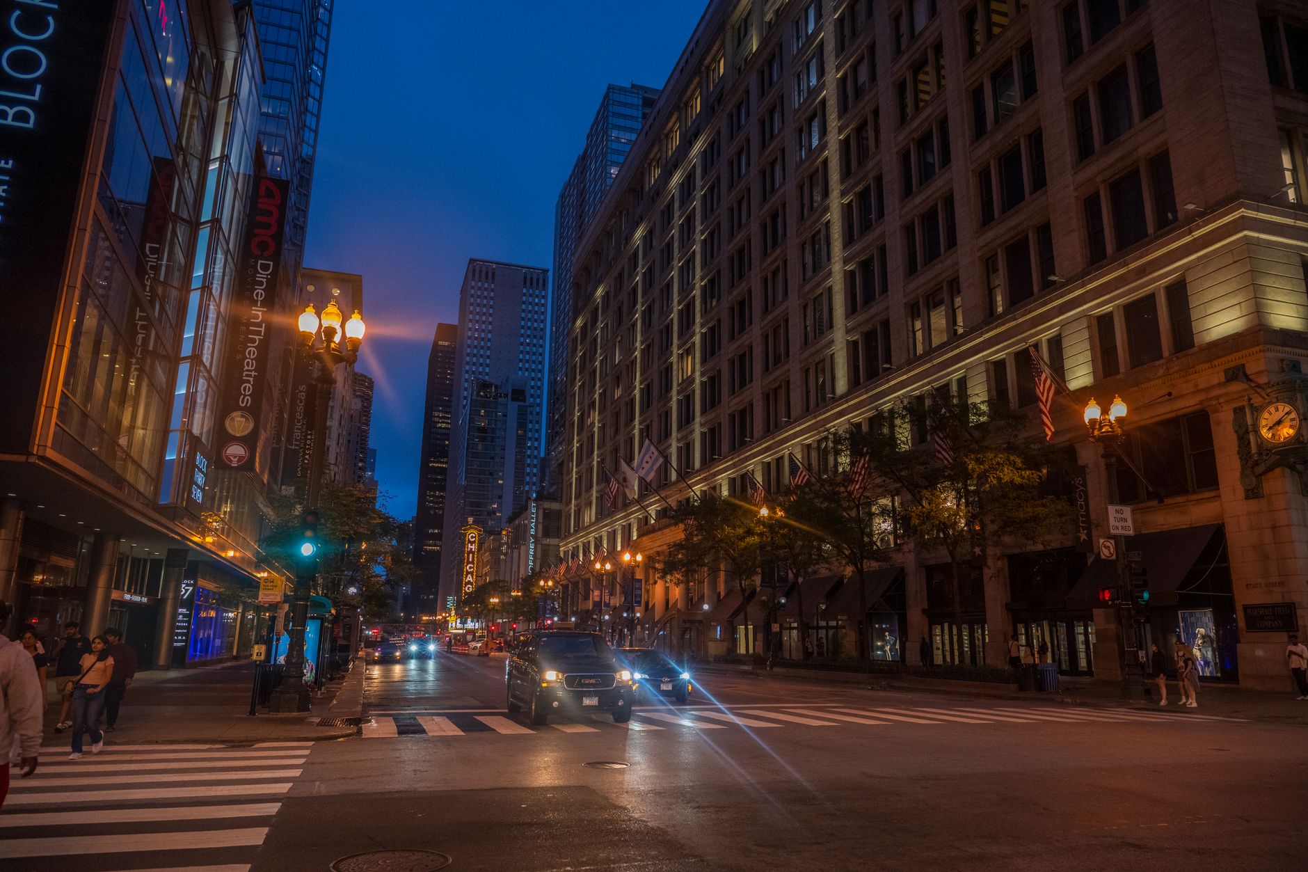 Cityscape of Chicago featuring vibrant urban life and iconic architecture at dusk.